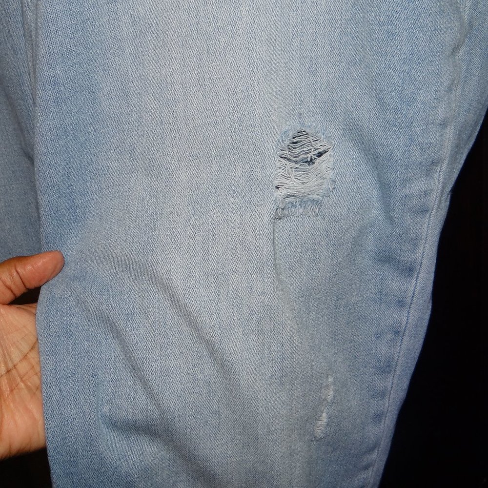 Universal Thread Distressed Cropped Jeans - Picture 3 of 7